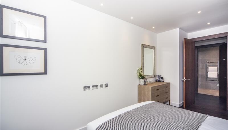 4 Thornes House, 6-8 Charles Clowes Walk, London